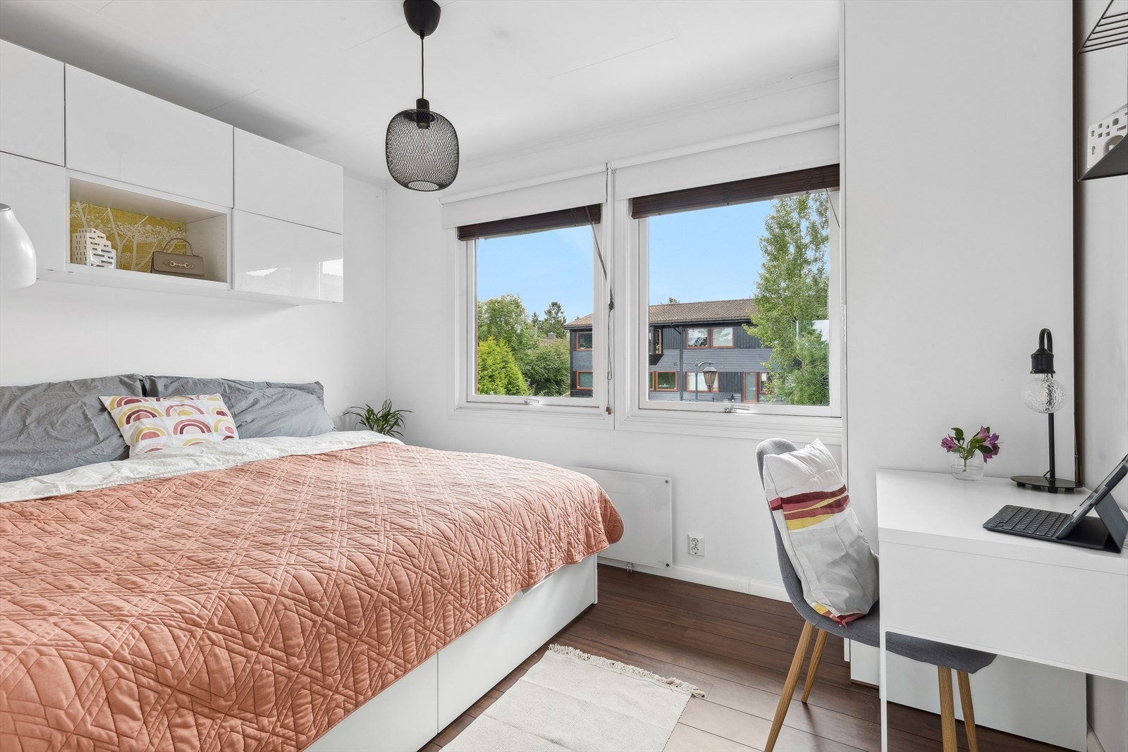 På soverom nr. 2 har du også plass til stor dobbeltseng, garderobe, og diverse soveroms interiør. Galleribilde