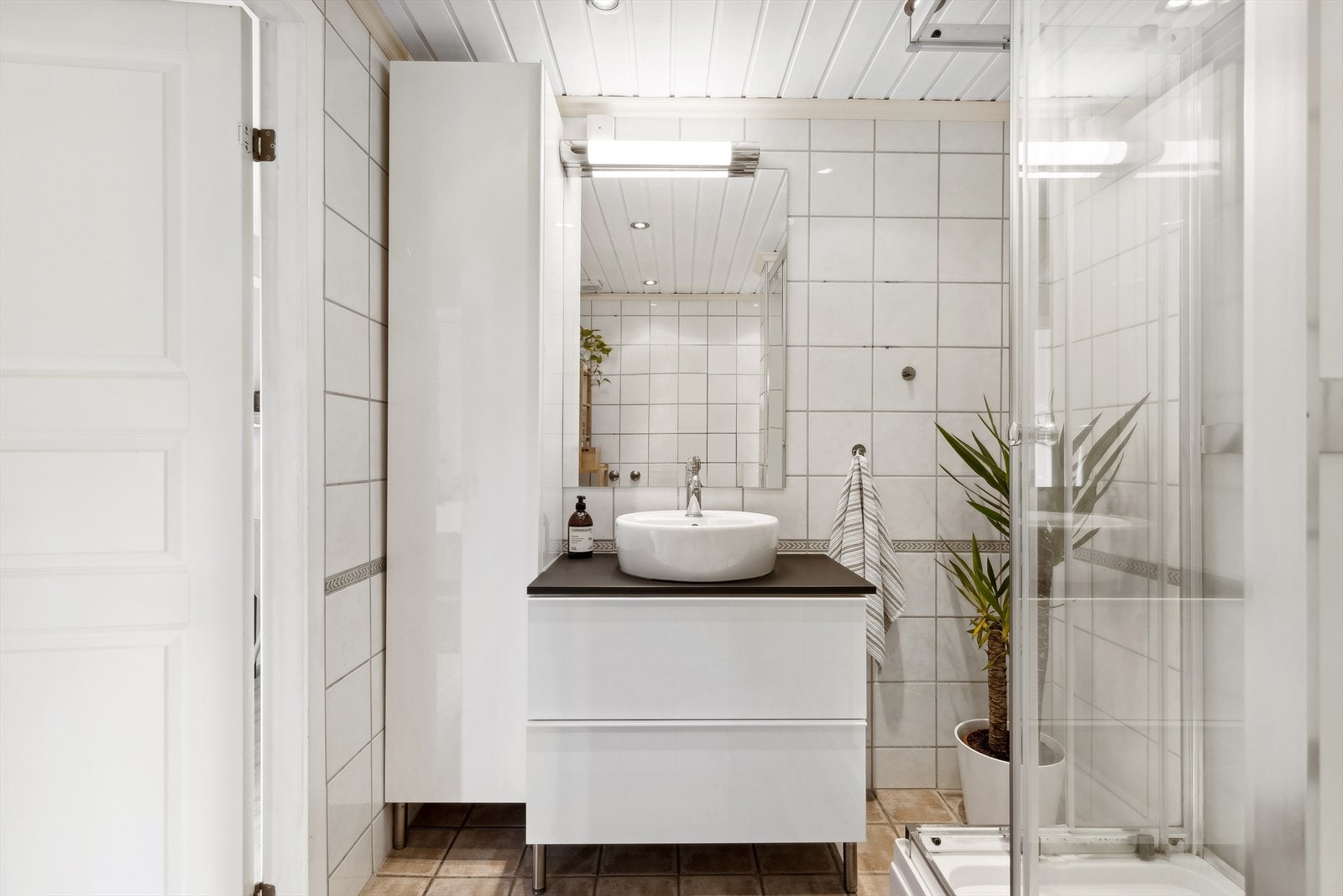 I 2019 ble baderomsinnredningen oppgradert. I 2020 ble dusjveggene fjernet, badekaret tatt ut, og et nytt dusjkabinett installert. Galleribilde