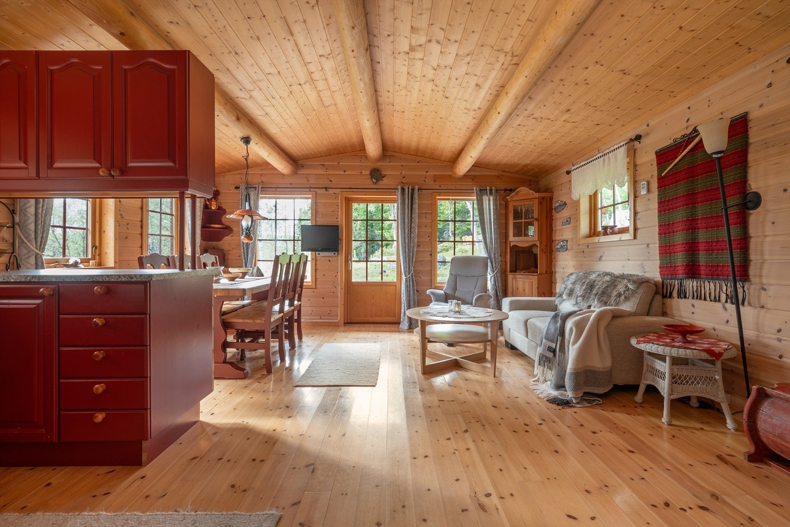 Stue/kjøkken i hytta. Galleribilde