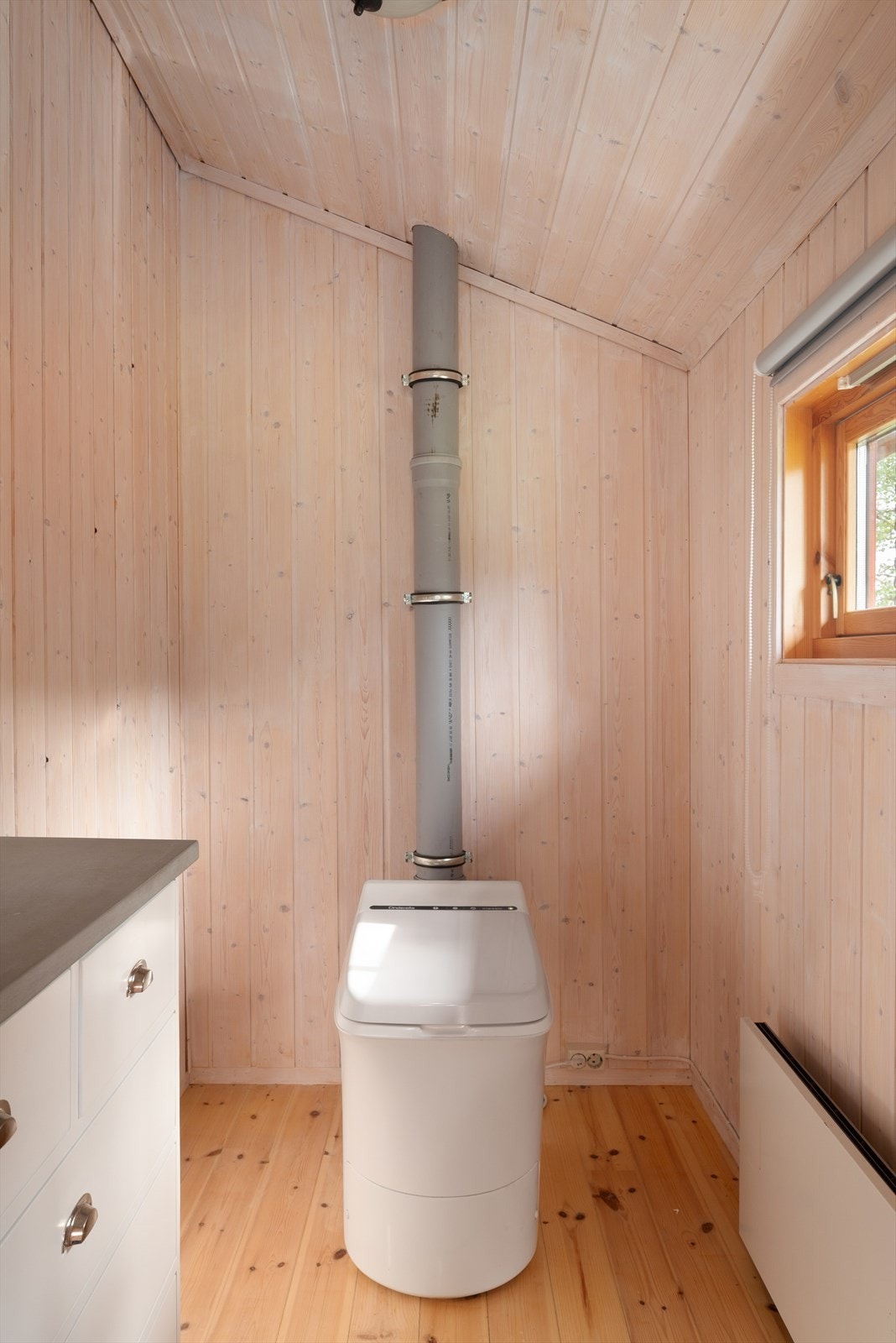 Toalettrom i hytta med Cinderella forbrenningstoalett. Galleribilde