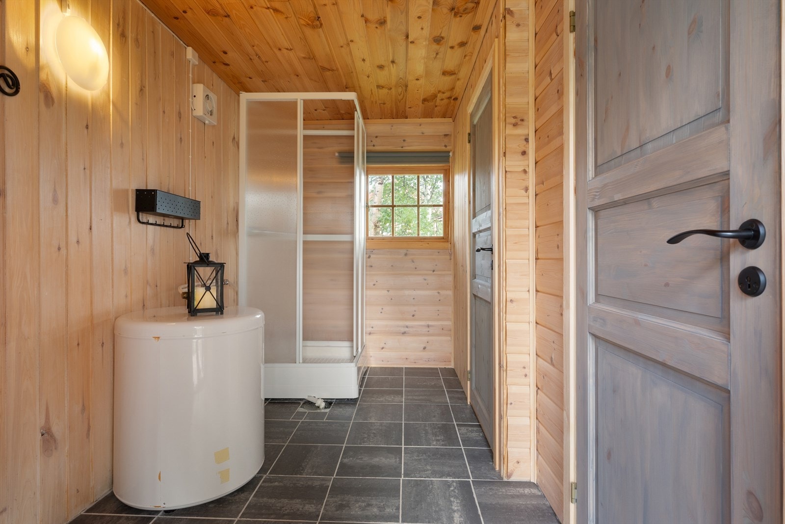 Dusjrom i uthus. Galleribilde