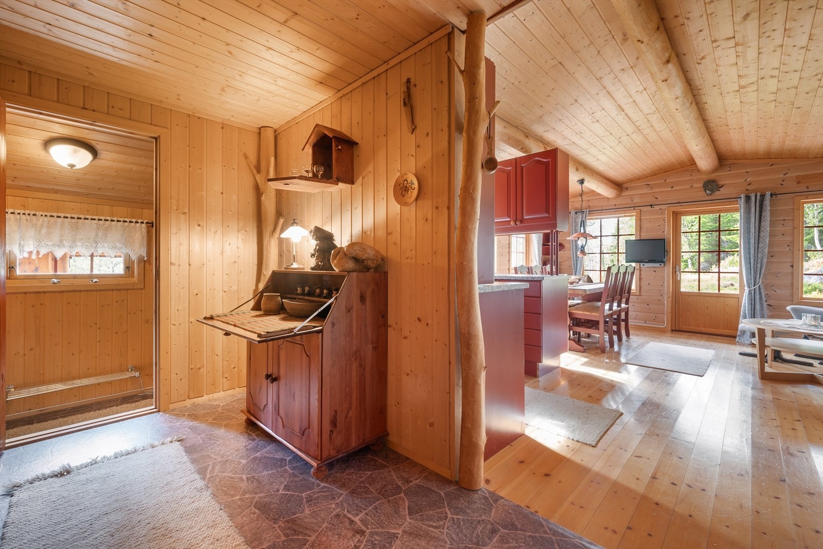 Fra gang mot stue/kjøkken. Galleribilde