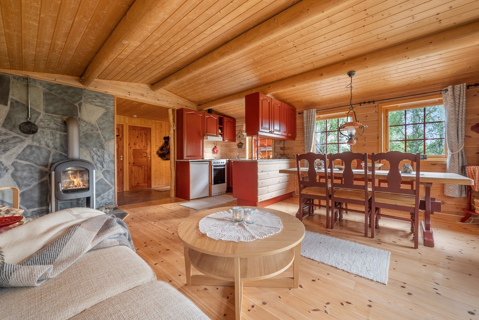 Stue/kjøkken i hytta. Galleribilde