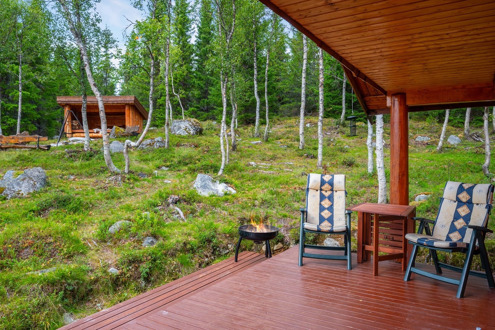 Eiendommen består av to tomter, Lerdalsveien 93 og Lerdalsveien 92. Totalt 2.545 kvm (93= 1.544 kvm, 92 = 1.001 kvm). Galleribilde