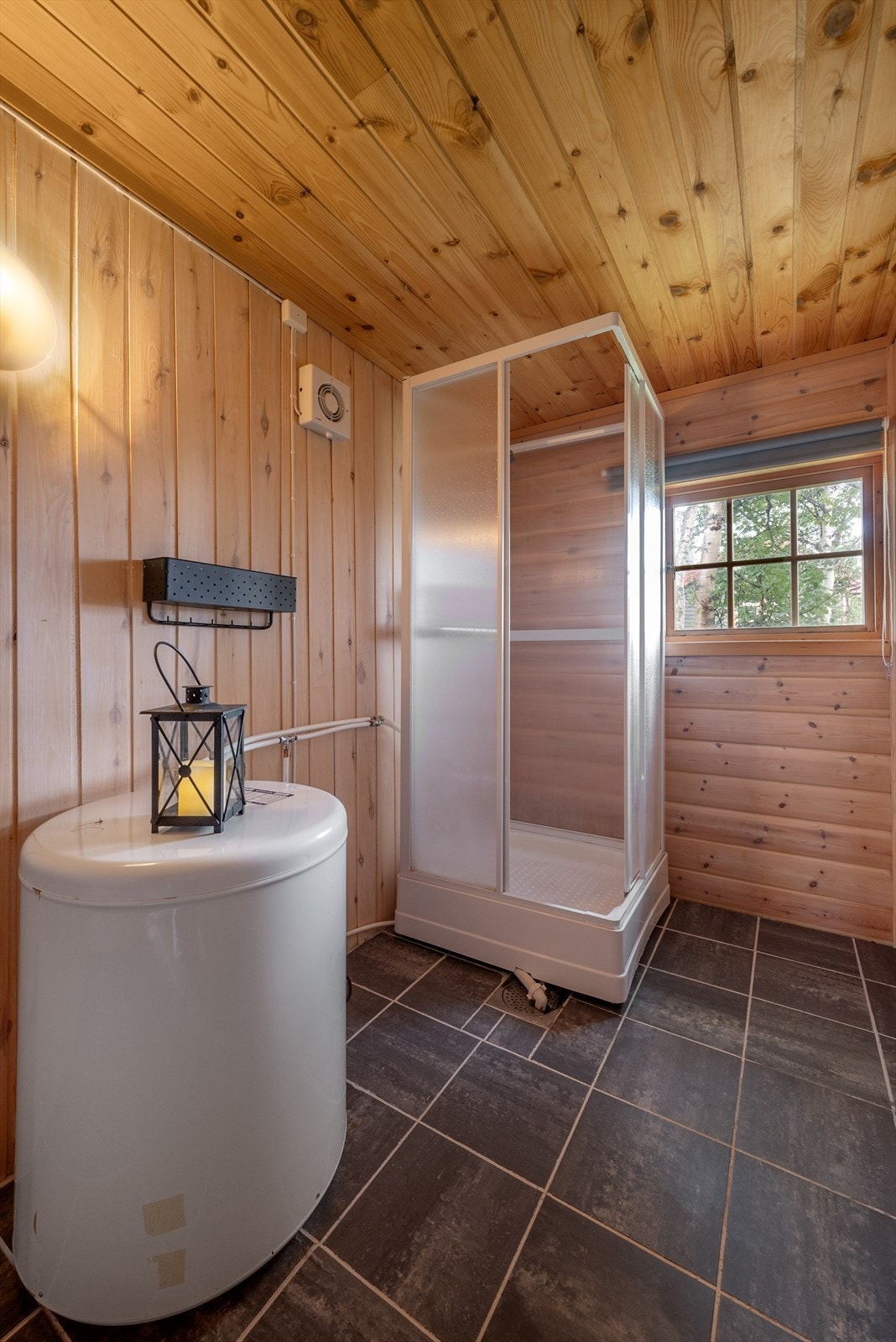 Dusjrom i uthus. Galleribilde