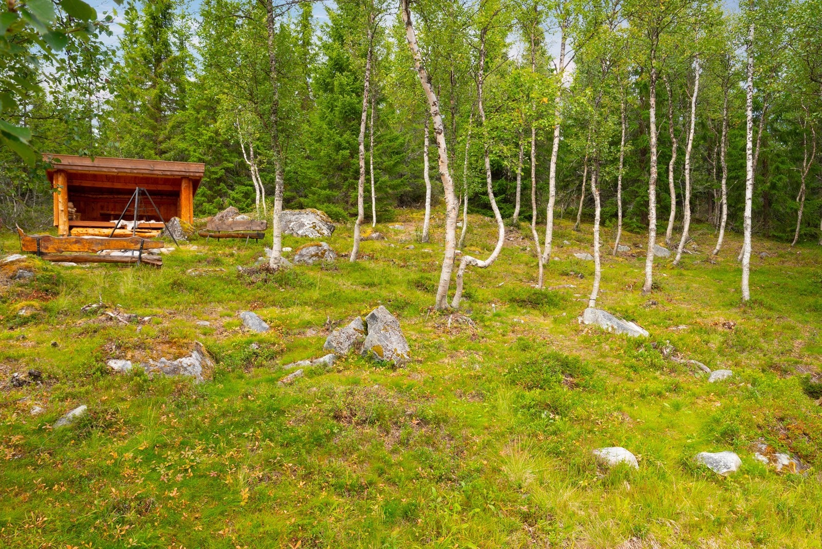 Lerdalsveien 92 (den ubebygde tomta) ble kjøpt til i ettertid for å beholde utsikt mot vest samt for å generelt ha god uteplass. Det er lagt strøm- og vannledning fra til tomtegrensa på den også. Galleribilde