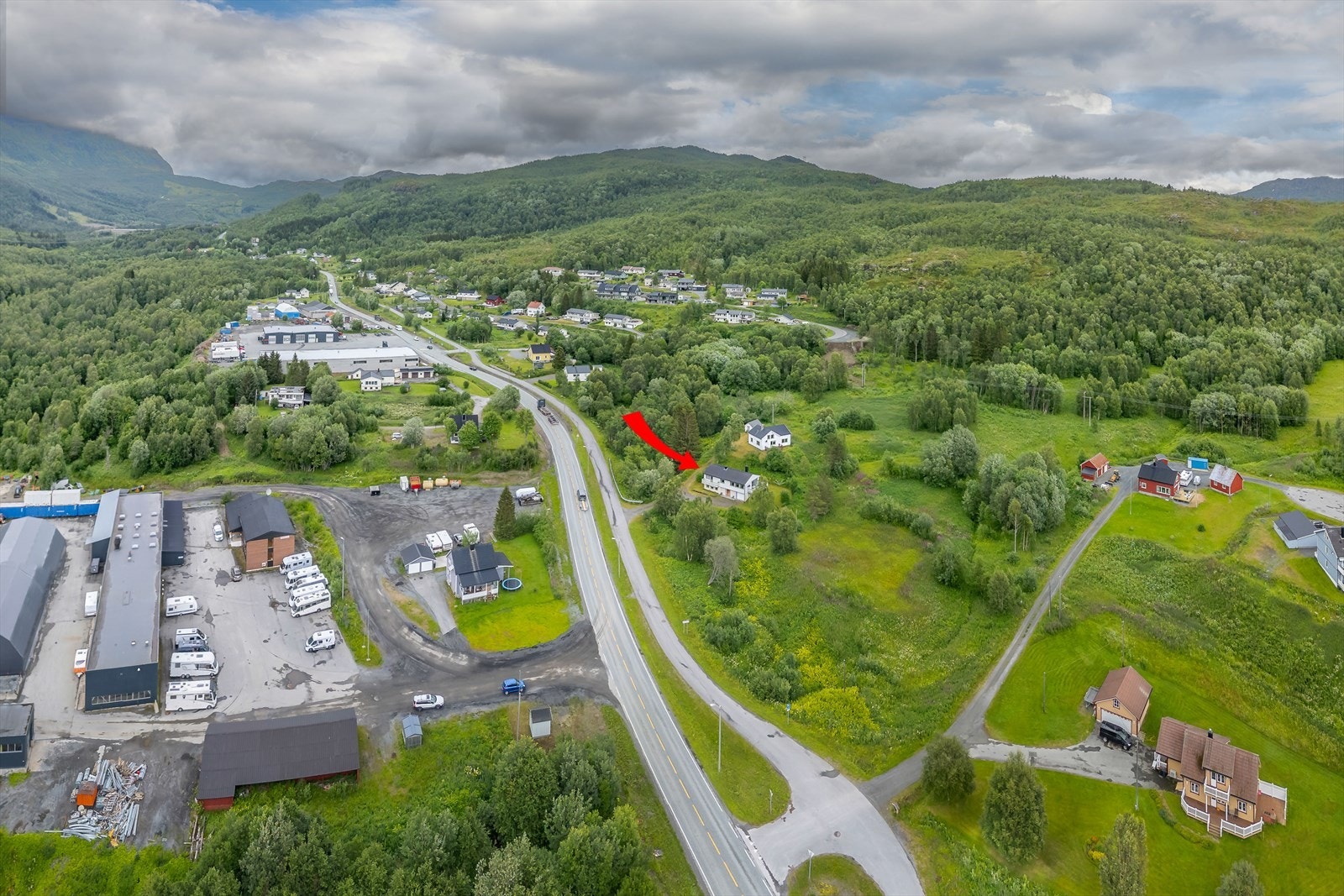 Boligen har en ideell beliggenhet med kort vei til Bjerkvik sentrum, og gangavstand til idrettsanlegg, skoler og butikker. Galleribilde