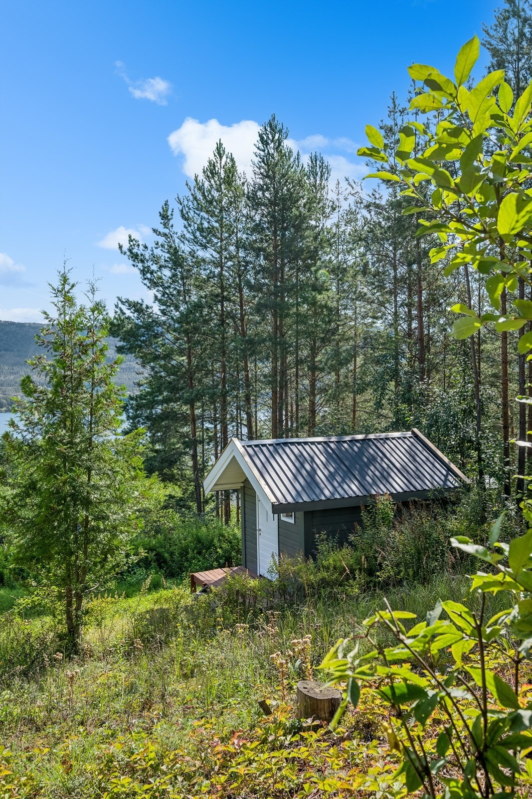 På eiendommen er det også oppført et anneks og en redskapsbod. Galleribilde
