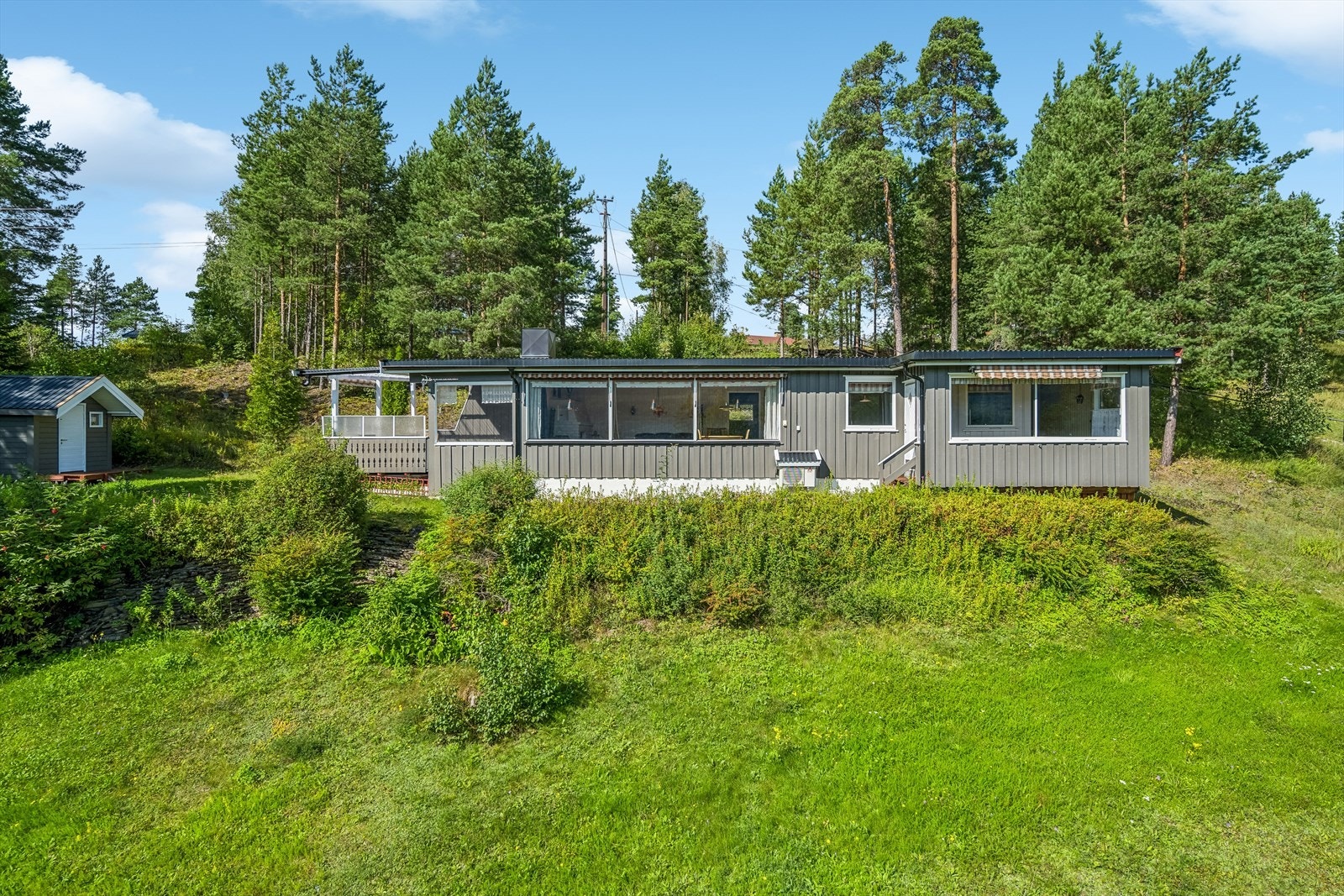 Adkomst via privat vei og hytten har innlagt vann og avløp. Galleribilde