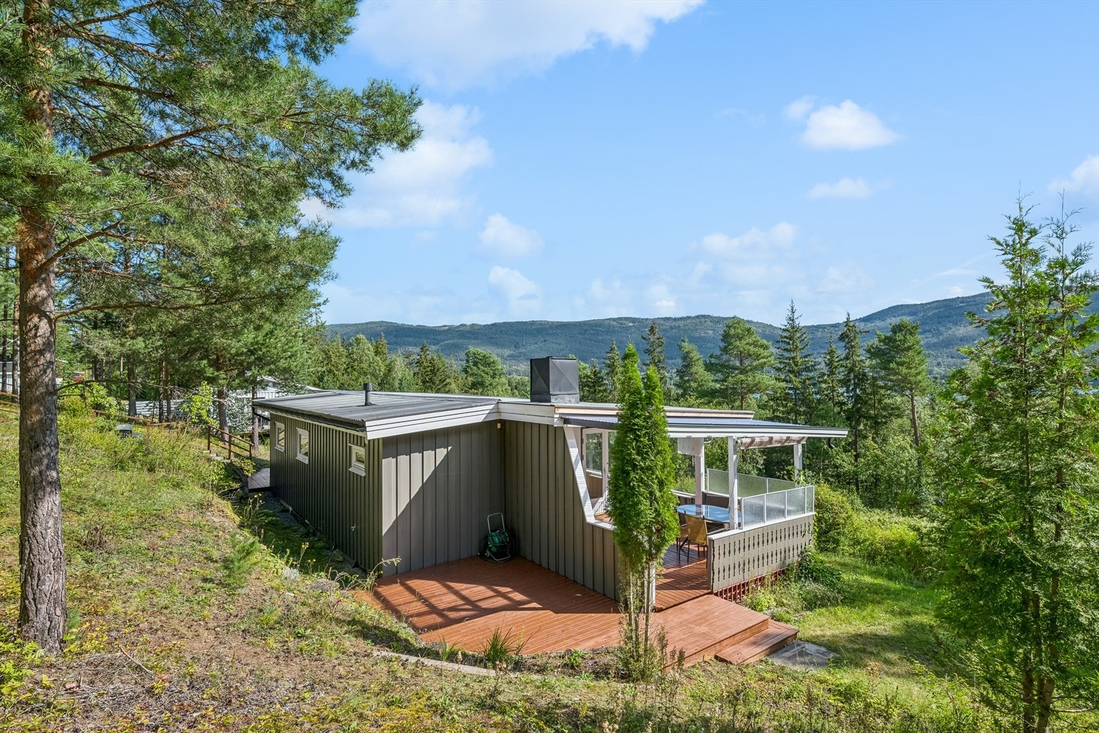 Tomten er en romslig, festet naturtomt og har gode solforhold. Herlige uteplasser! Galleribilde