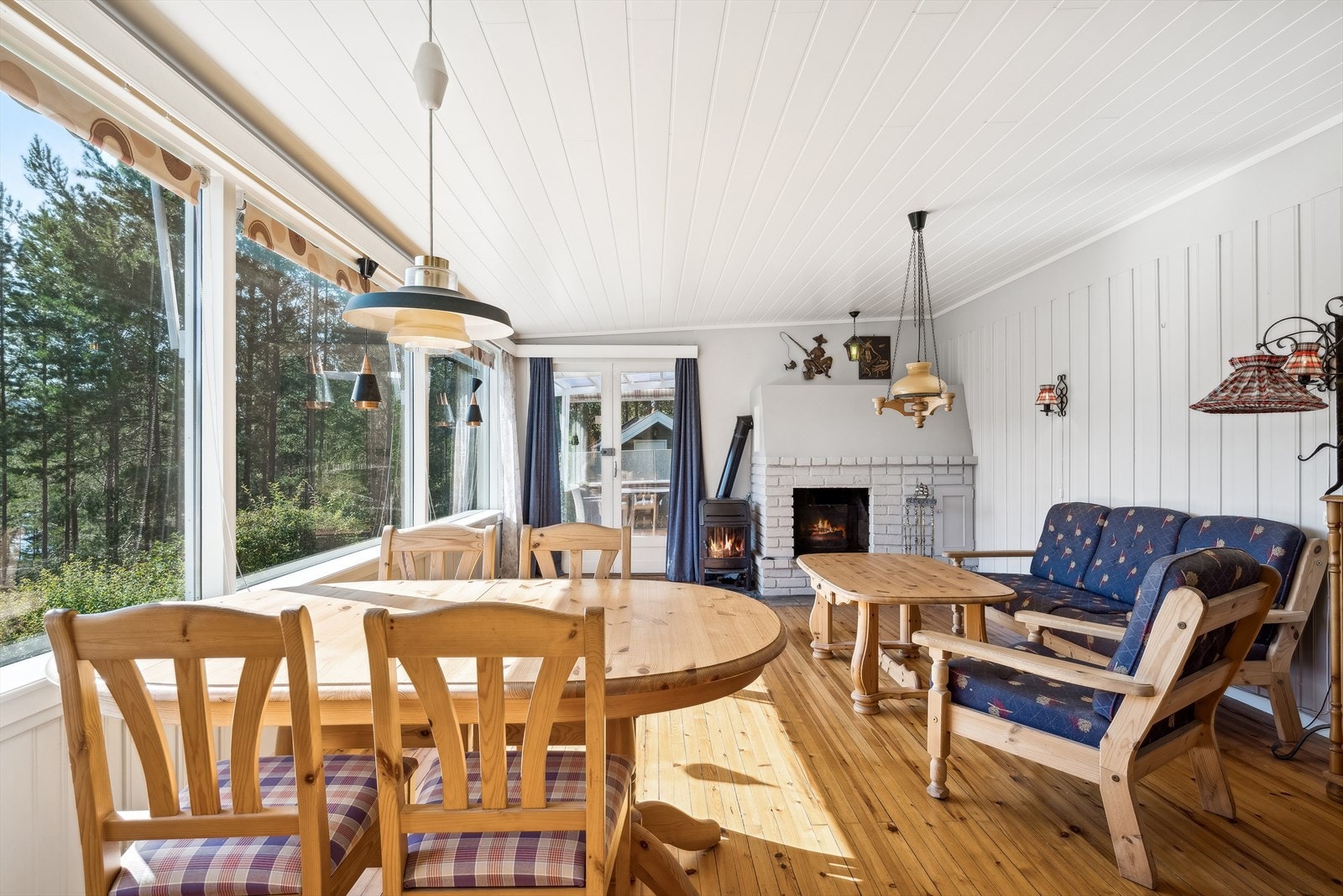 Hytten har innlagt strøm. I tillegg er det mulighet for vedfyring for ekstra kos og hygge! Galleribilde