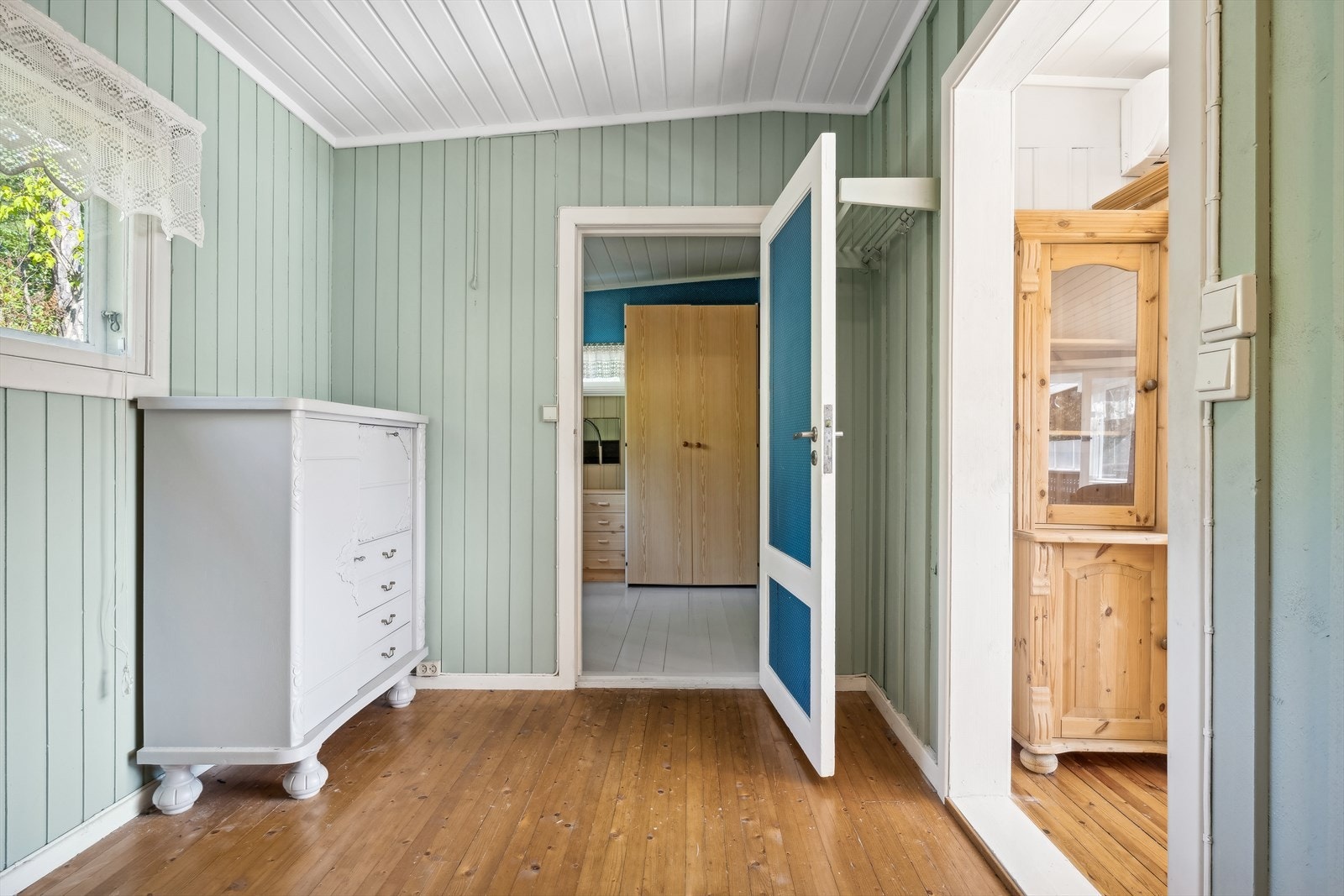 Fra gangen er det direkte adkomst til bad, soverom og en bod. Galleribilde