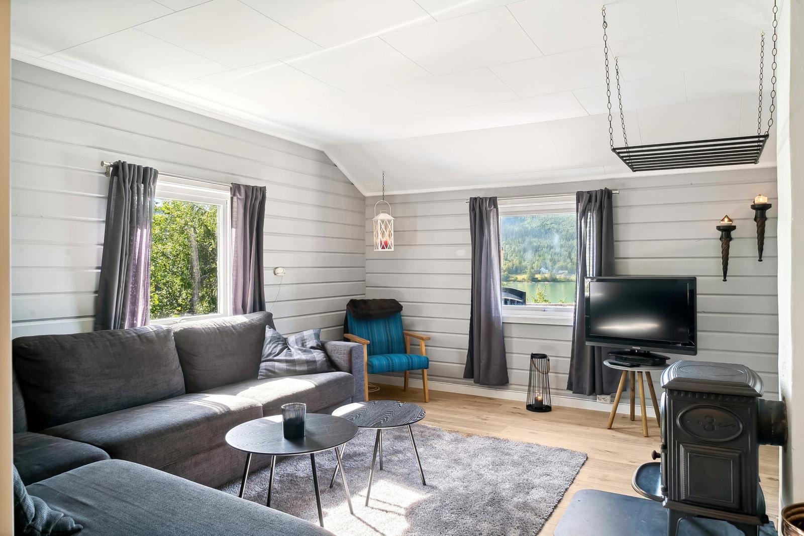 Hytta har en koselig stue Galleribilde