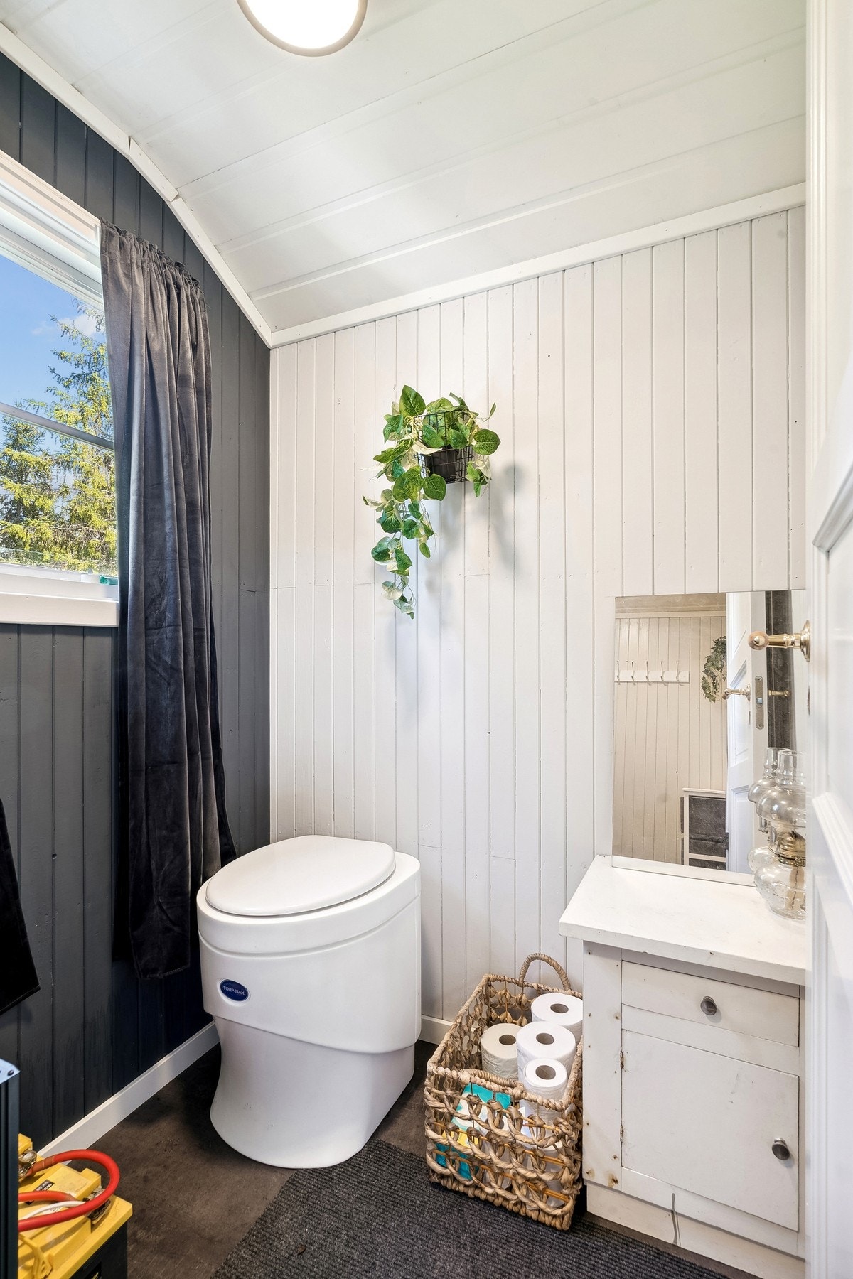 Tolettrom. Toalettet medfølger med er ikke montert Galleribilde