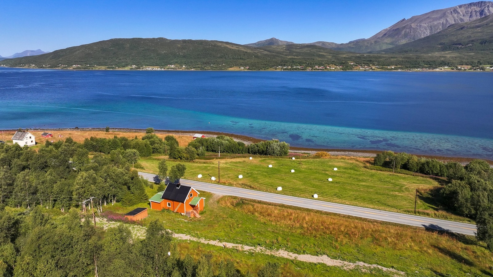Rundt boligen er det flotte utemuligheter, hvor man kan nyte fine dager. Det er kort avstand ned til fjorden og gode turmuligheter i skog og mark. Galleribilde