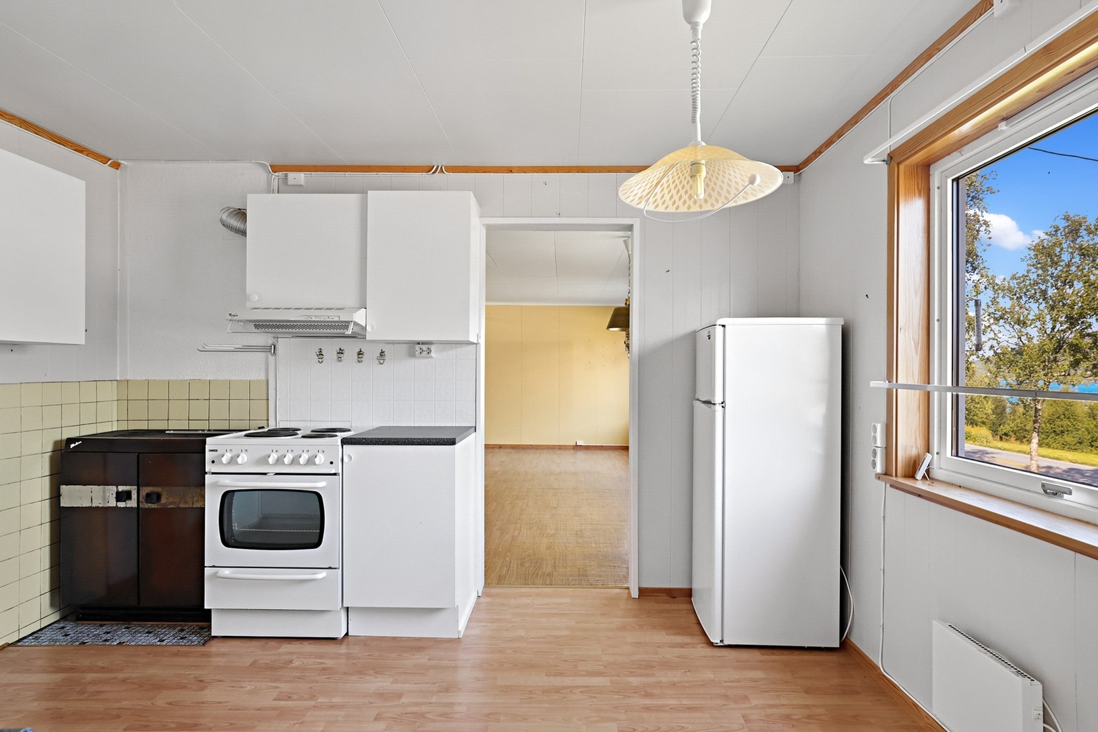 Det er nedfelt oppvaskkum, benkeskapsbelysning, peisovn med oljefyring og gulflater med laminat. Galleribilde