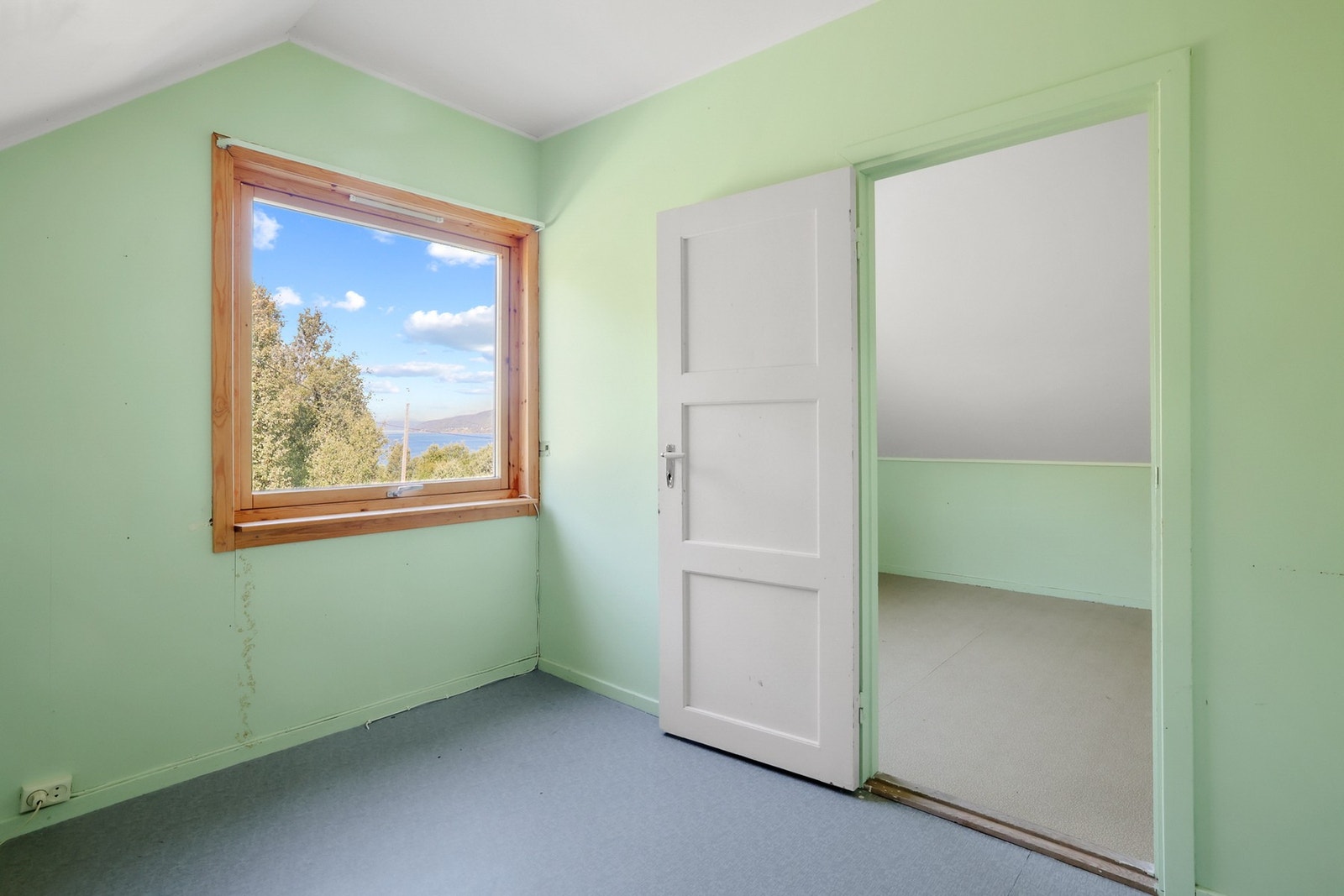 Det er flott utsikt fra vindu. Galleribilde