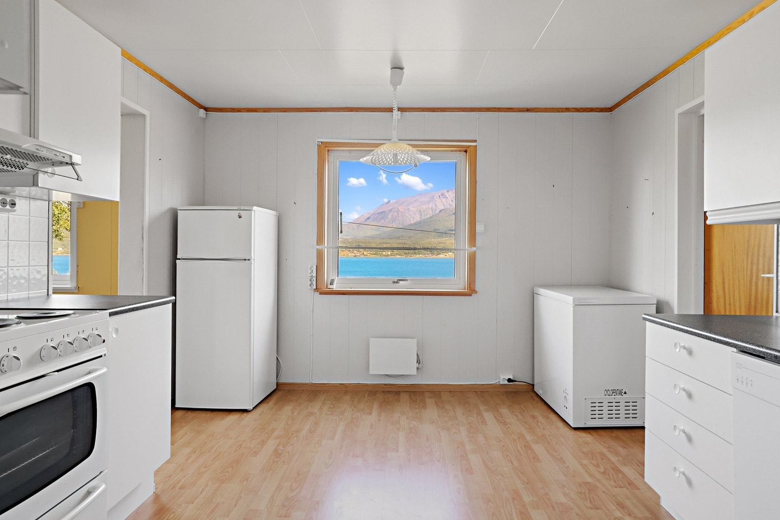 Det er plass til både kjøleskap og fryser. Galleribilde