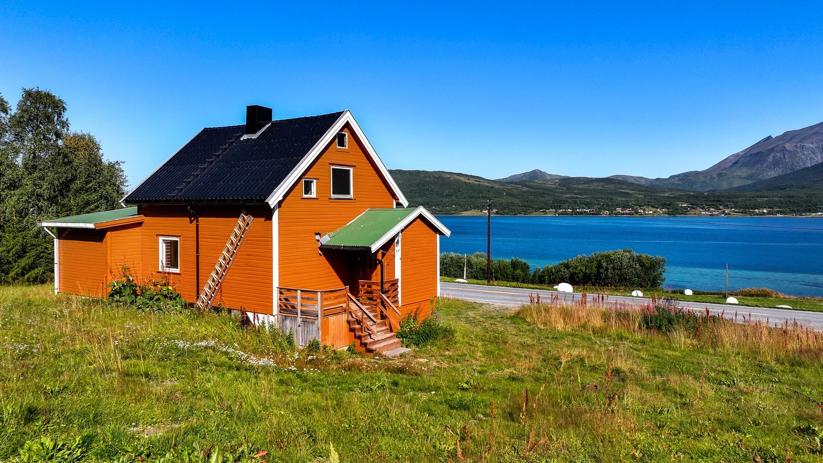 Boligen har en koselig terrasse rett utenfor inngangen. Galleribilde