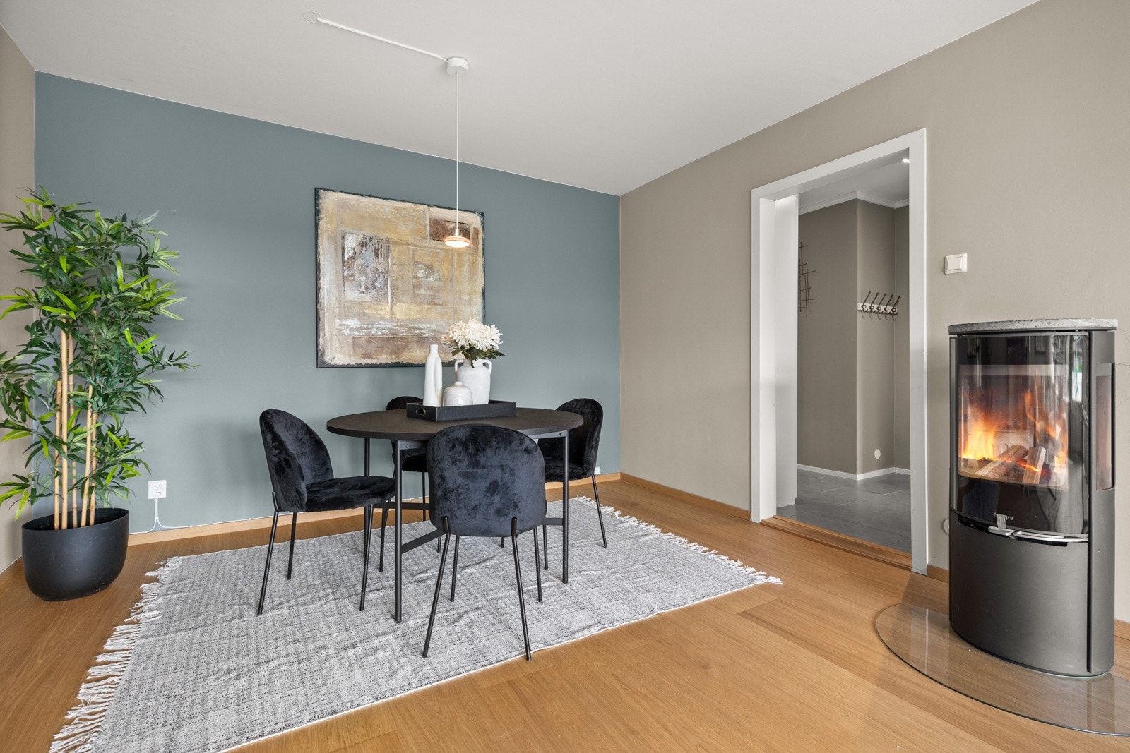 Det er plass til et romslig spisebord som rommer hele familien Galleribilde