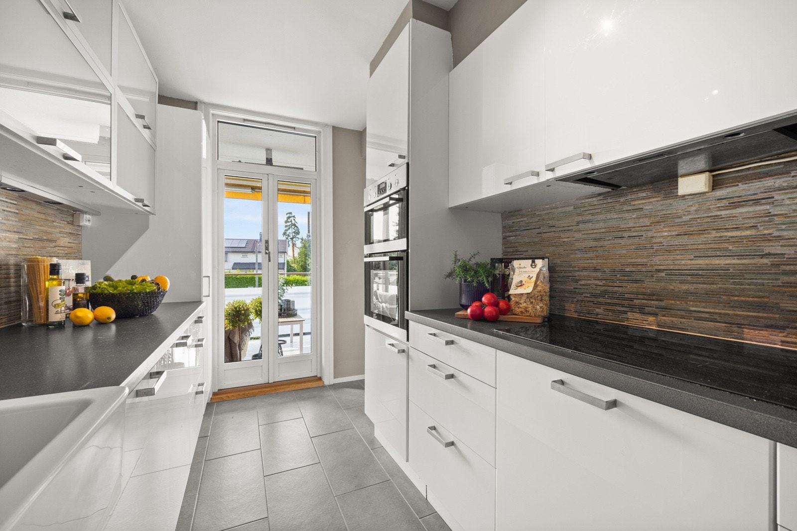 Oppvaskmaskin, to stekeovner, kjøleskap og induksjonstoppen er integrert. Galleribilde