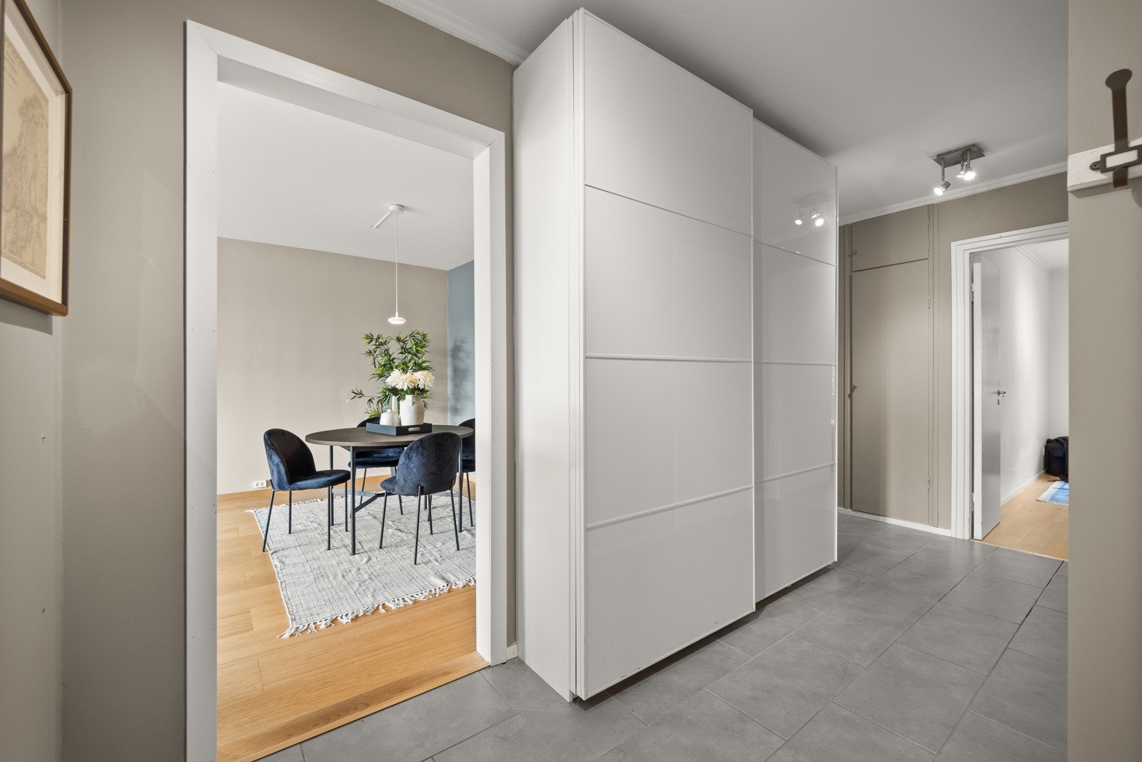 Romslig gang med skyvedørsgarderobe Galleribilde