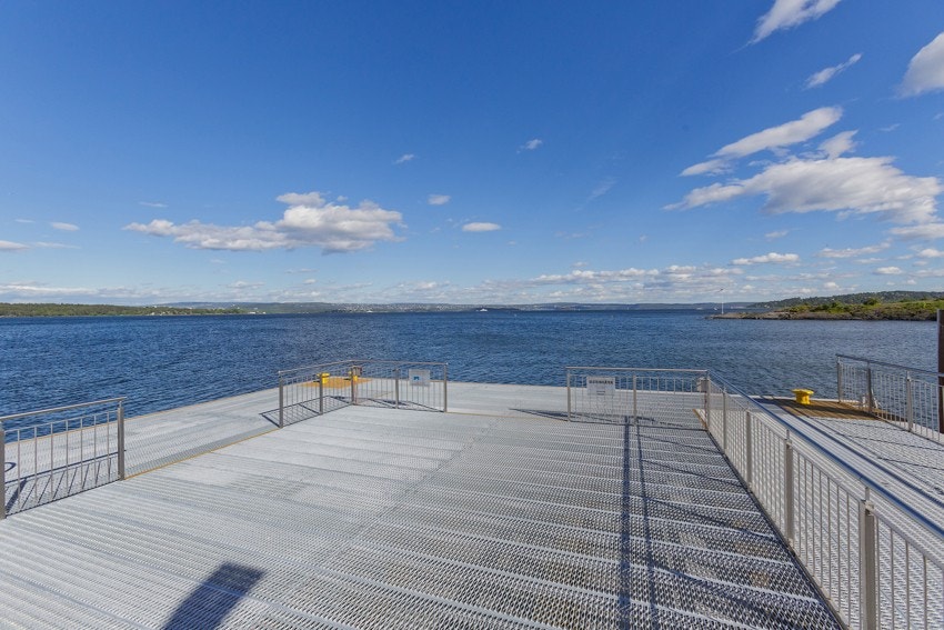 Hurtigbåtkaia med hurtigbåt rett til Aker Brygge Galleribilde