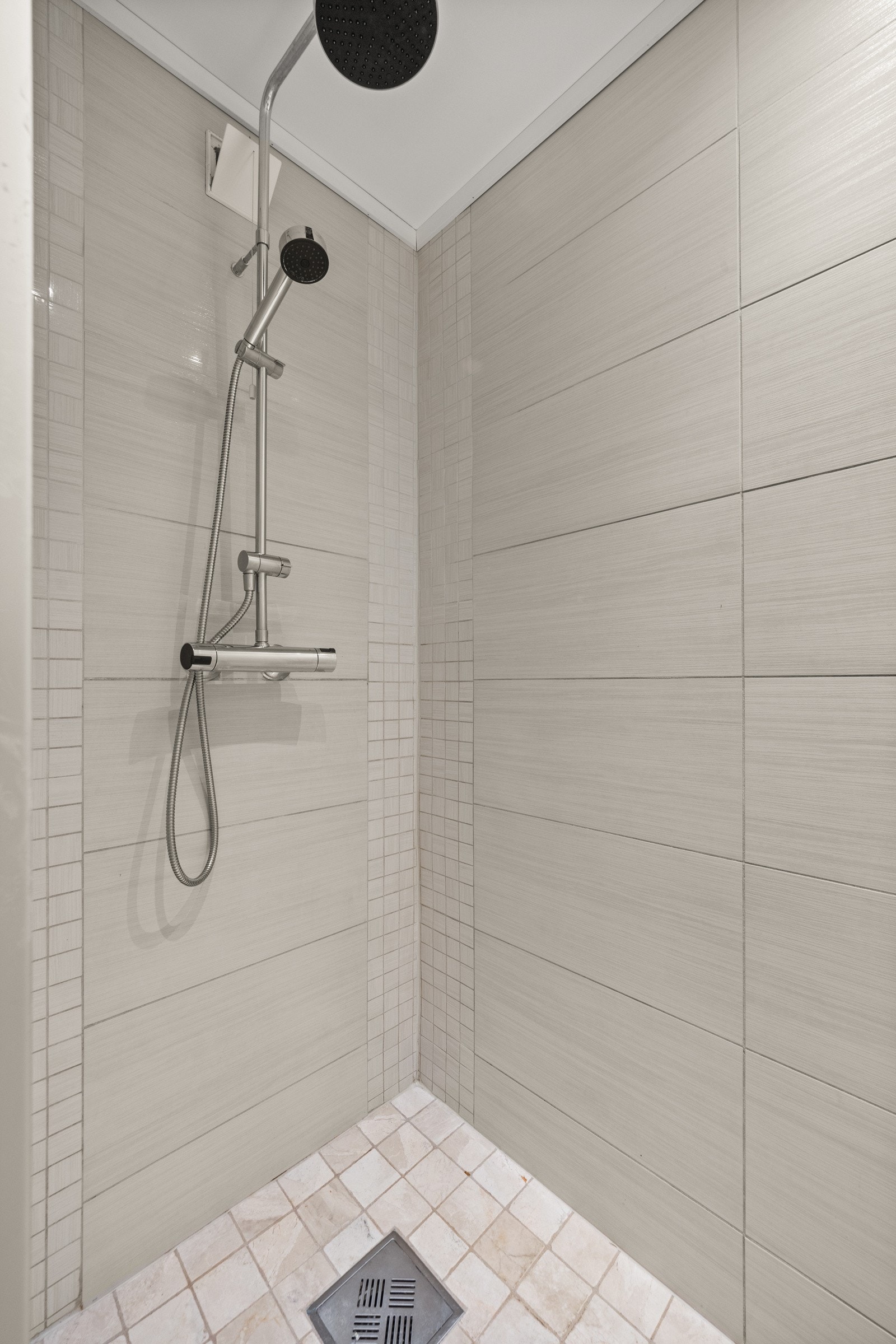 Dusjen har både regnfallsdusj og hånddusj Galleribilde