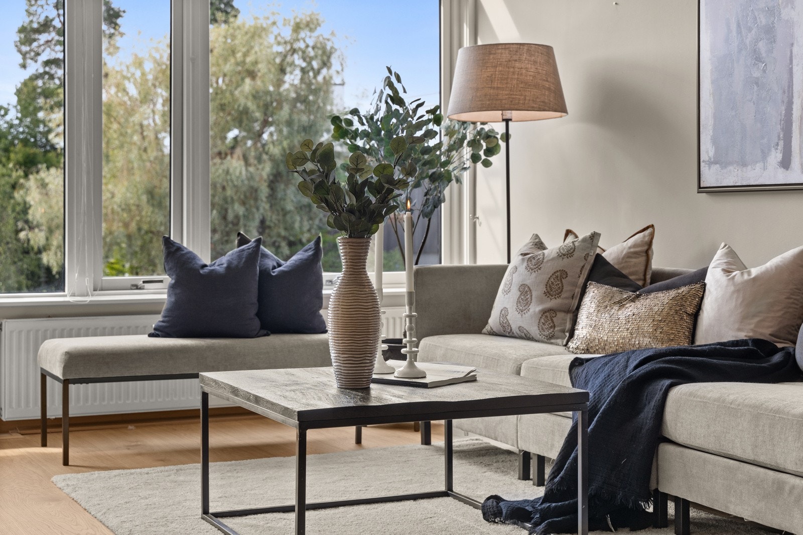 Det kommer inn godt med lys fra de store vindusflatene Galleribilde