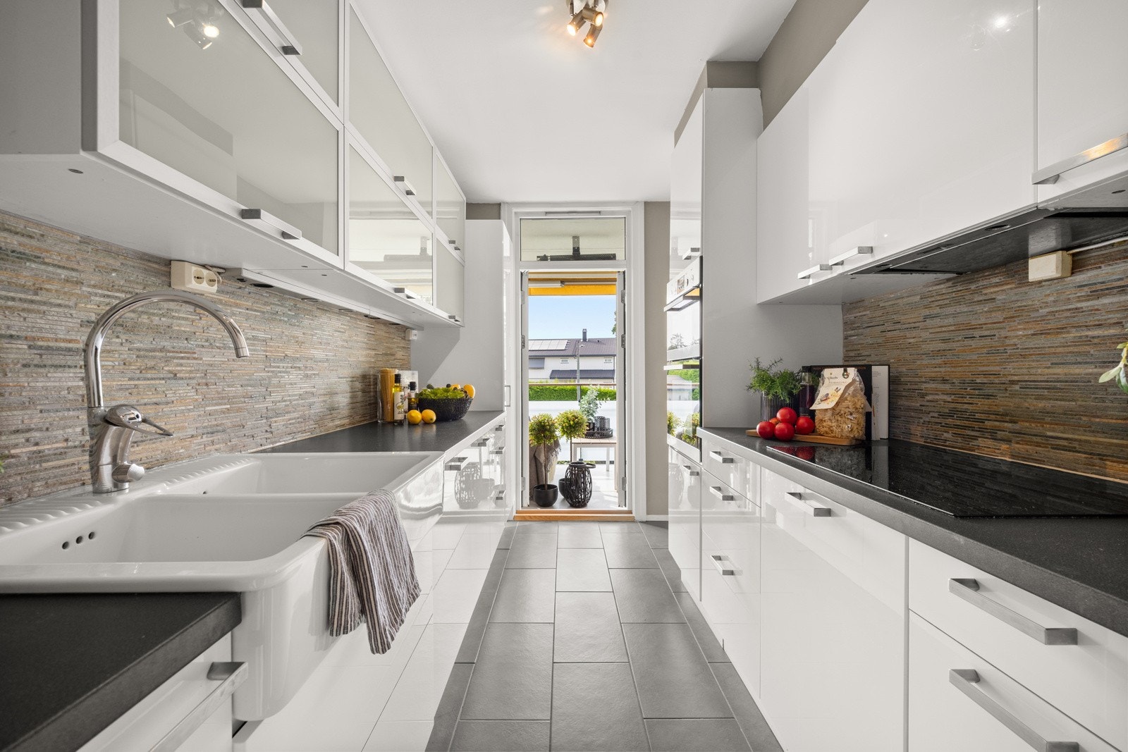 Kjøkkeninnredning med slette fronter fra 2012 og benkeplate i laminat Galleribilde