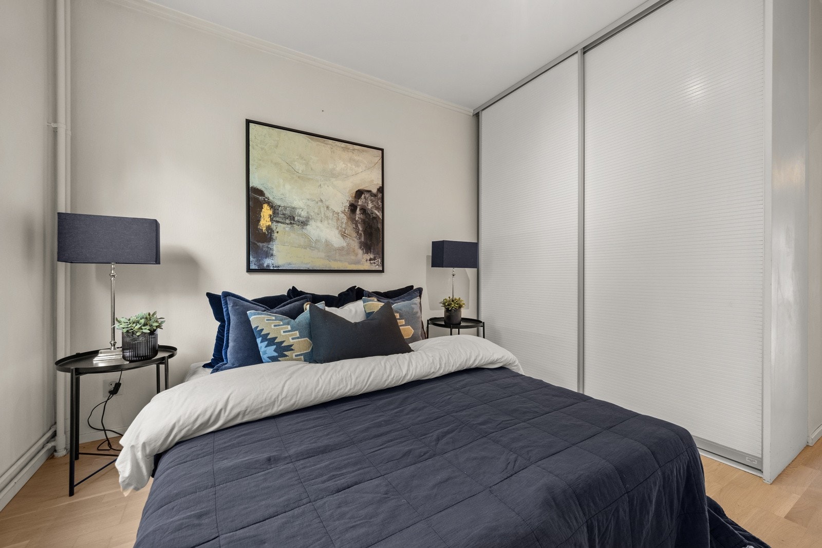 Det er en romslig garderobeløsning på hovedsoverommet Galleribilde