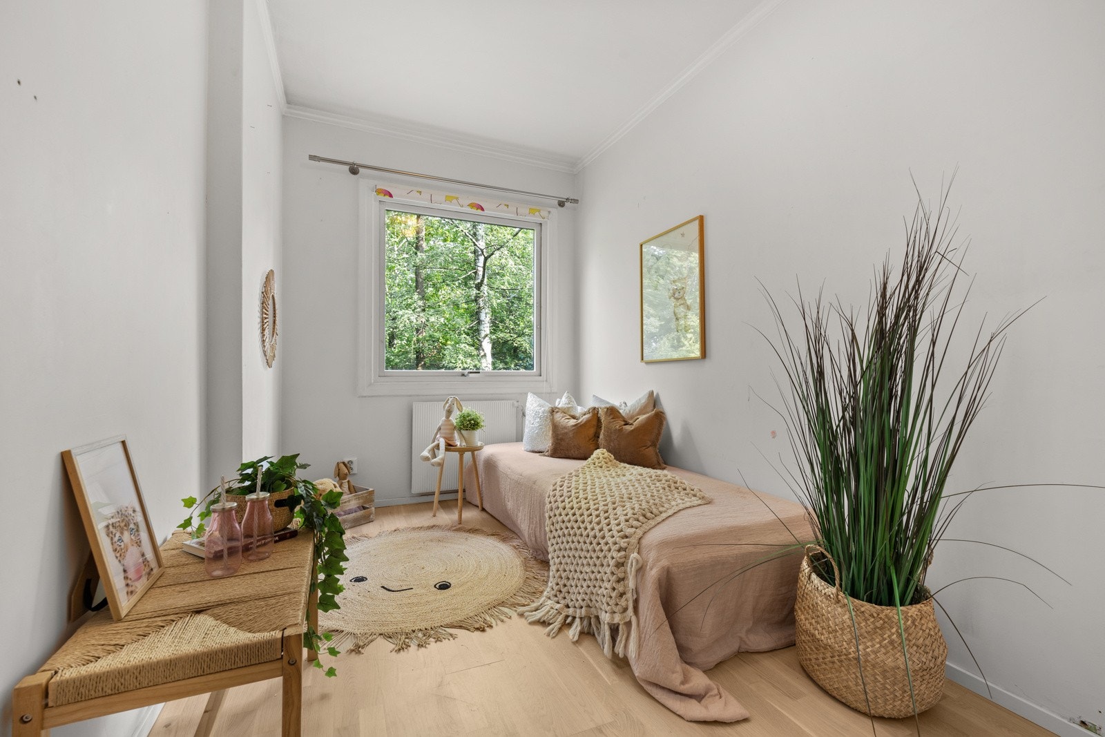 Soverom 2 - alle soverommene ligger ut mot stille og fredelig skogholt uten trafikkstøy eller annen støy Galleribilde