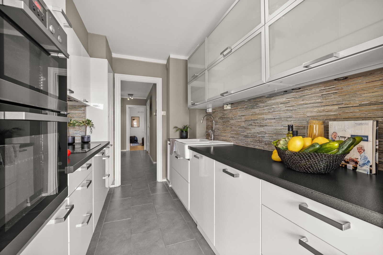 Oppvaskmaskin er fra 2022 og kjøleskap fra 2020 Galleribilde