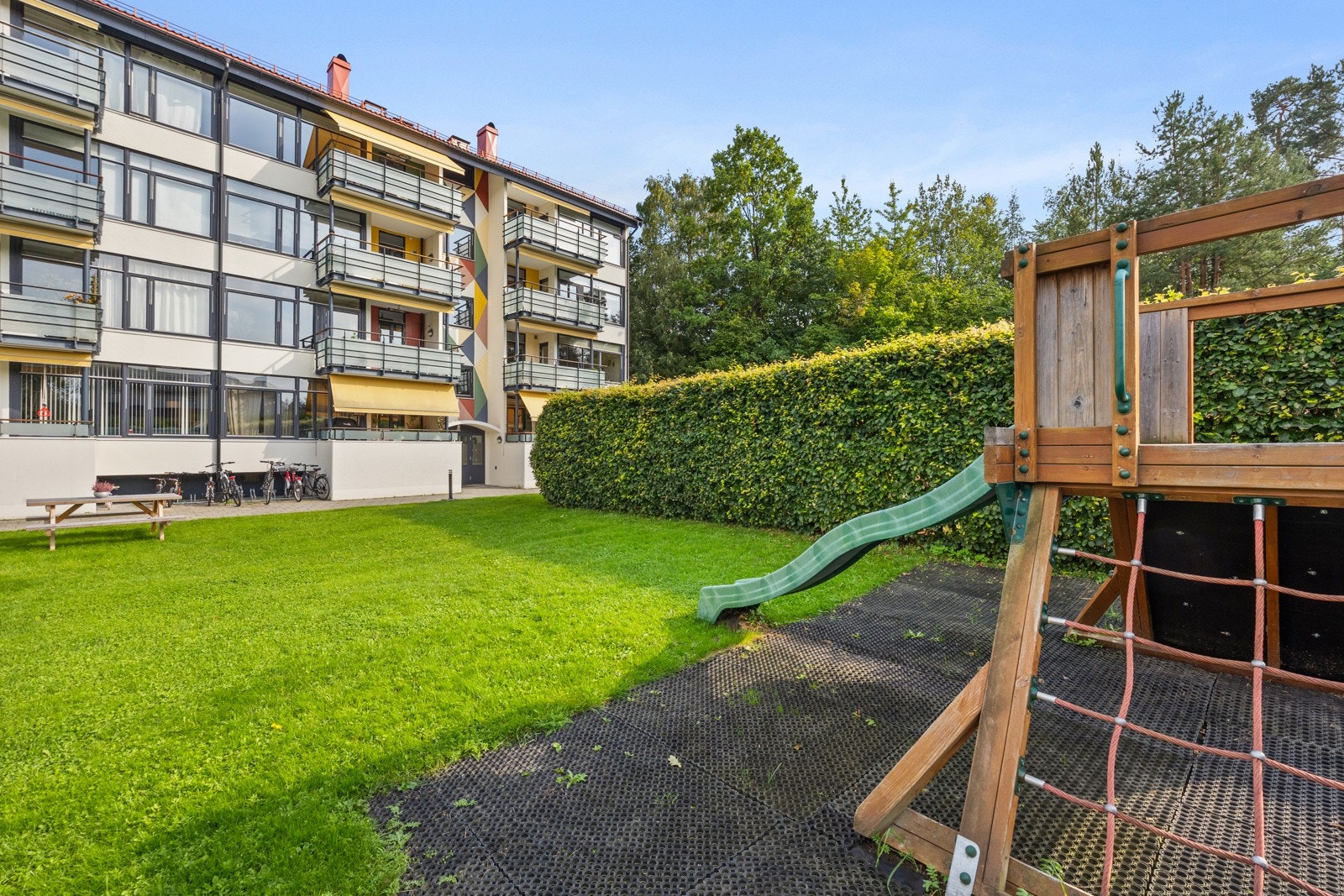 Lekeplass på fellesområde Galleribilde