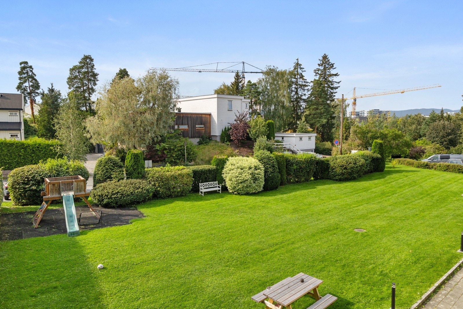 Utsyn fra balkongen utover grøntområder Galleribilde