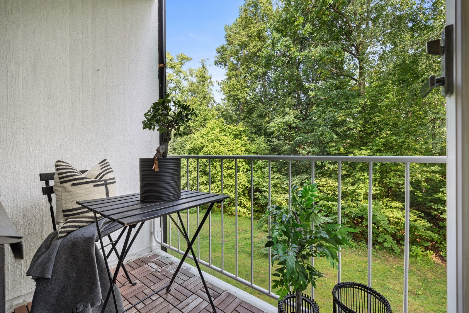 Hyggelig balkong med plass til enkel møblering Galleribilde