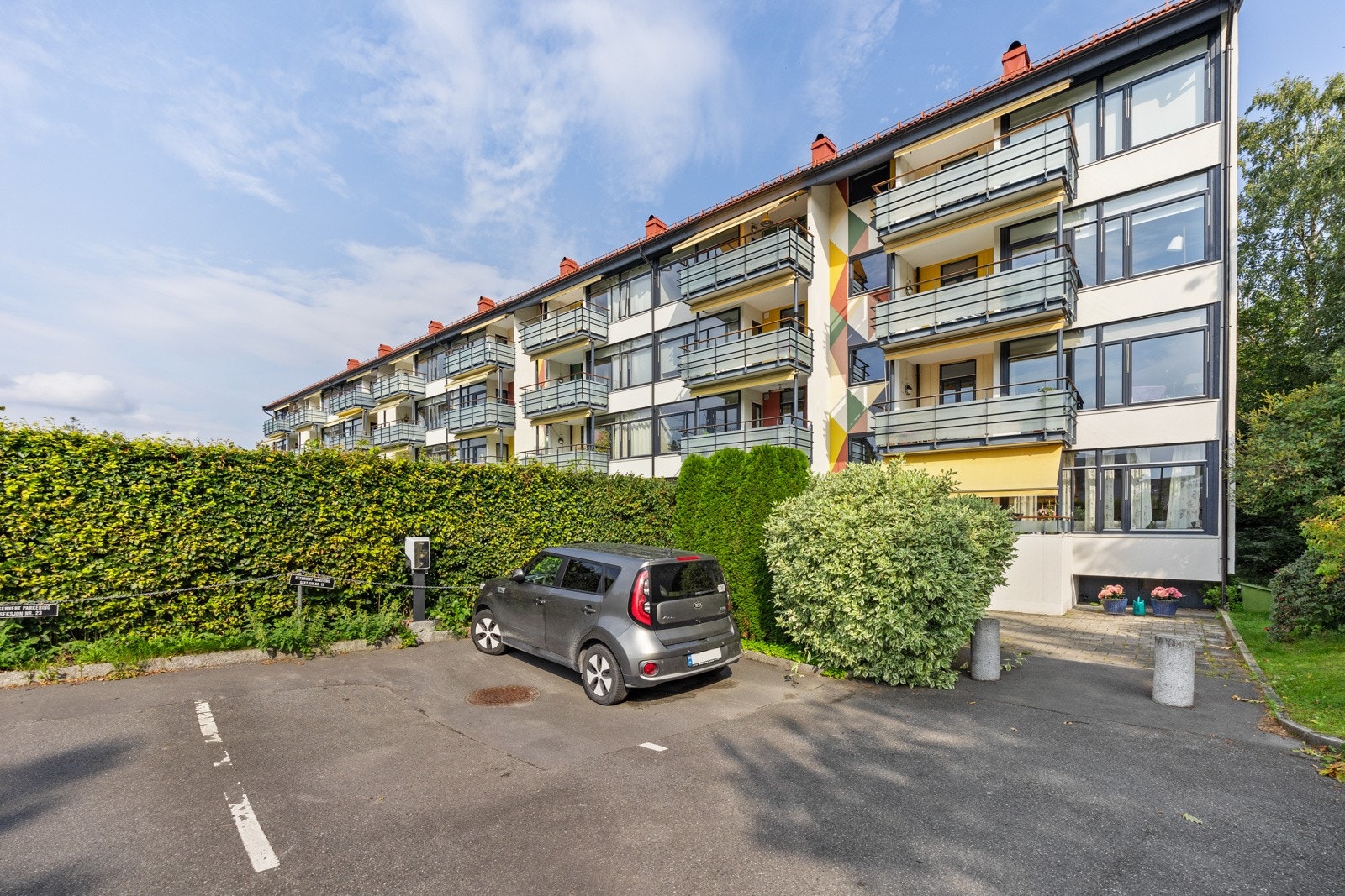 Det medfølger parkeringsplass med elbil lader - plassen er rett ved inngangspartiet Galleribilde