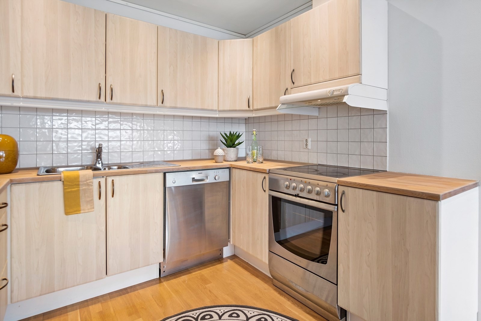 Oppvaskmaskin, kombiskap og komfyr følger med i Galleribilde