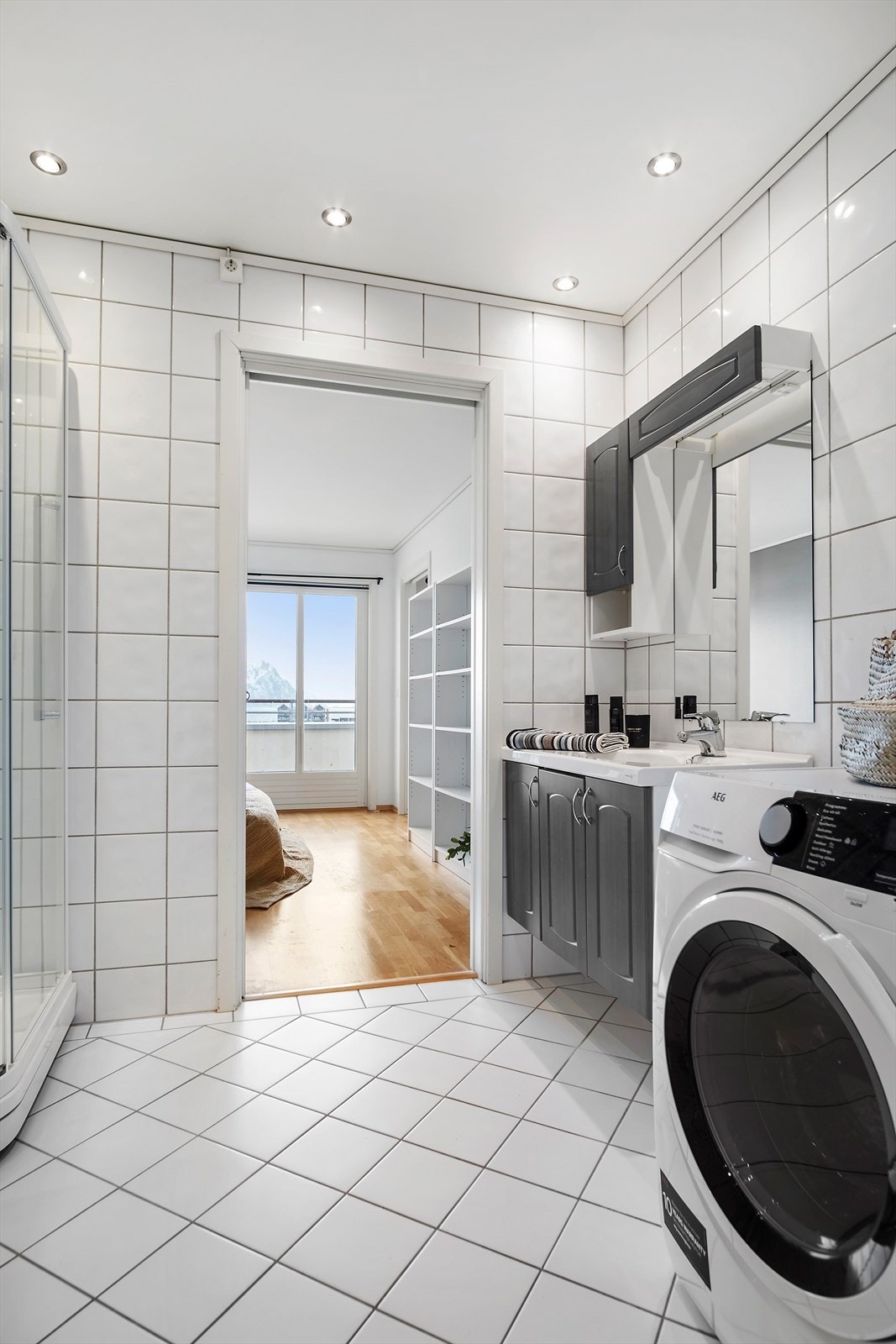 Flislagt bad med varme i gulv. Komb. vaskemaskin/ tørketrommel følger med i salget. Galleribilde