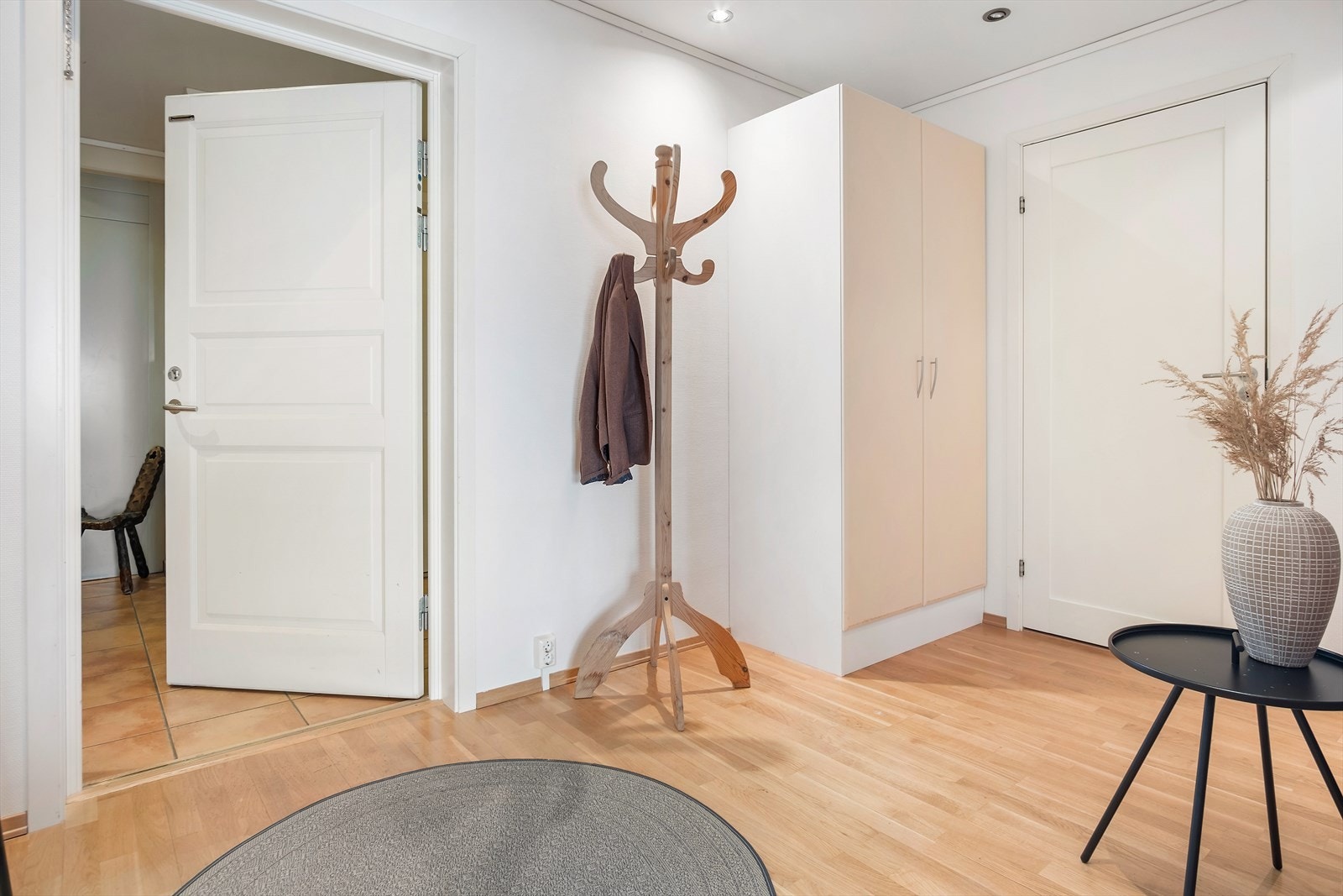 Romslig entré Galleribilde