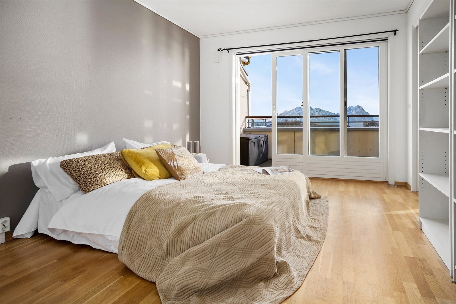 Soverommet ligger mot øst og morgensola. Dør ut til terrassen Galleribilde