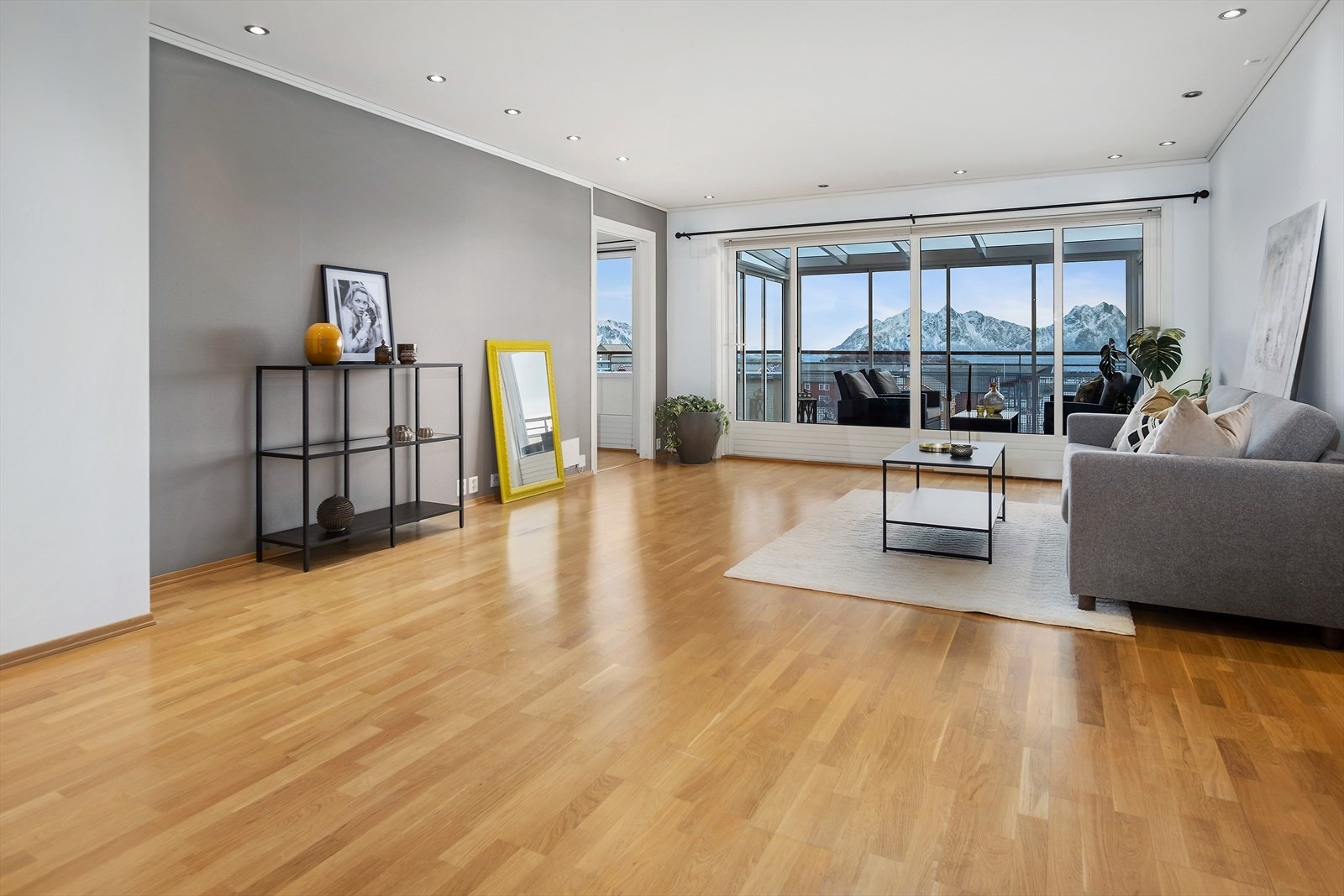 Stue. Downlights i tak. Galleribilde