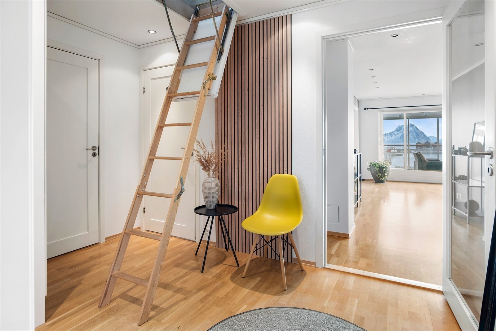 Entré med takstige opp til hems Galleribilde