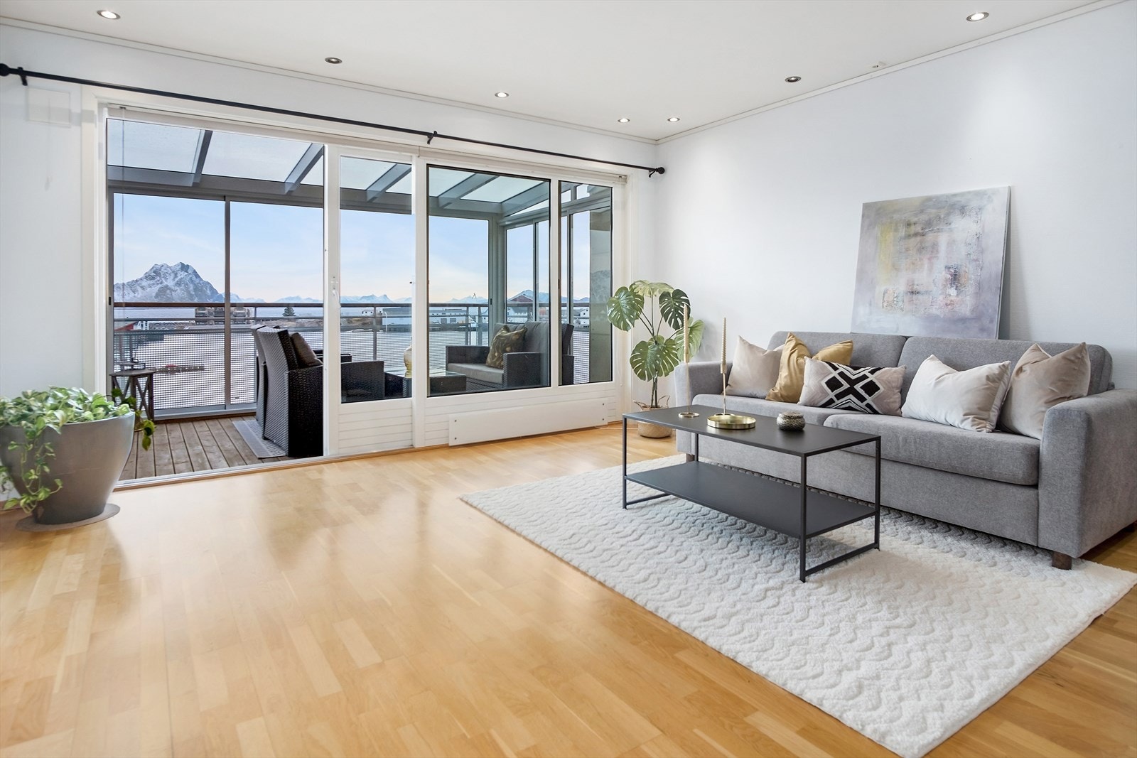 Fra stuen er det en nydelig utsikt mot hav, fjell og havna i Svolvær Galleribilde