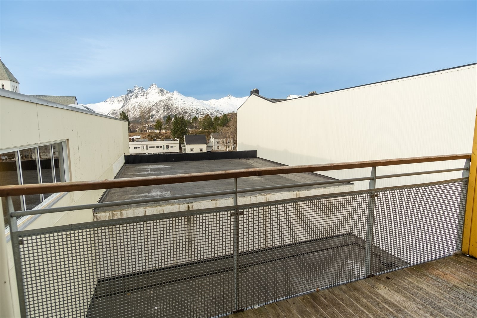 Balkong på baksiden av bygget med kveldssol og utsikt mot Kongstinden Galleribilde