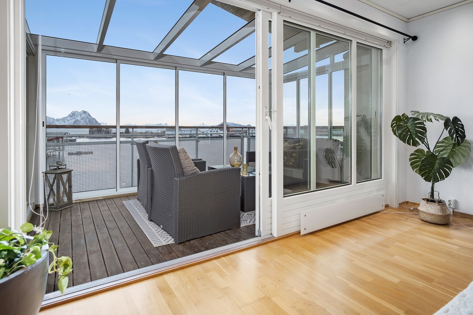 Bred skyvedør mellom stuen og vinterhagen Galleribilde