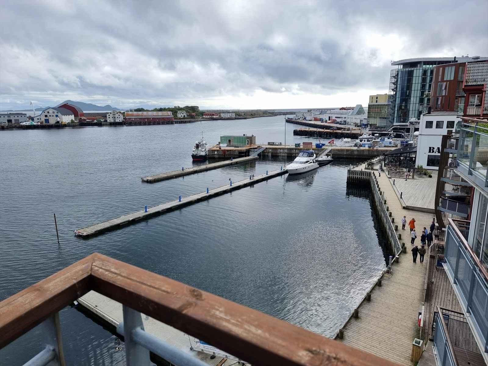 Utsikt mot sør og hurtigrutekaia Galleribilde