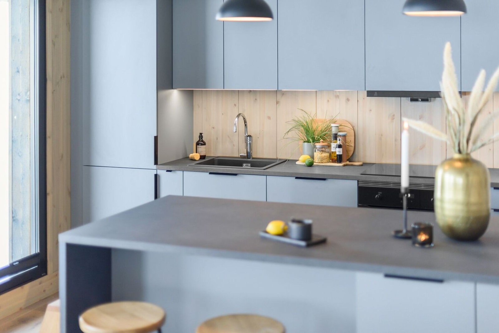 Kjøkkeninnredning fra Strai medfølger. Foto fra en oppsatt hytte. Galleribilde