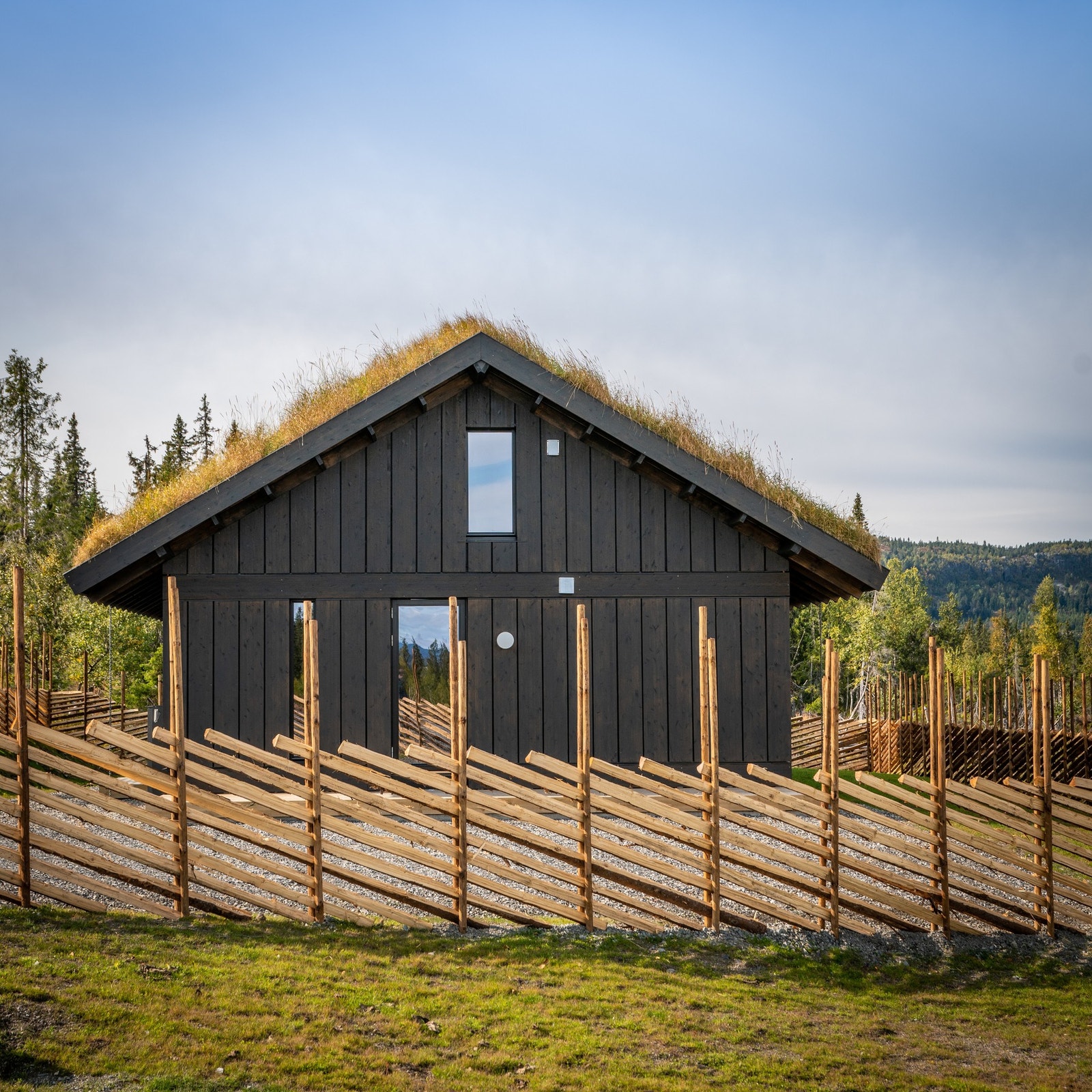 Det vil bli satt opp skigard rundt feltet sommeren 2025.
Foto fra en oppsatt hytte. Galleribilde