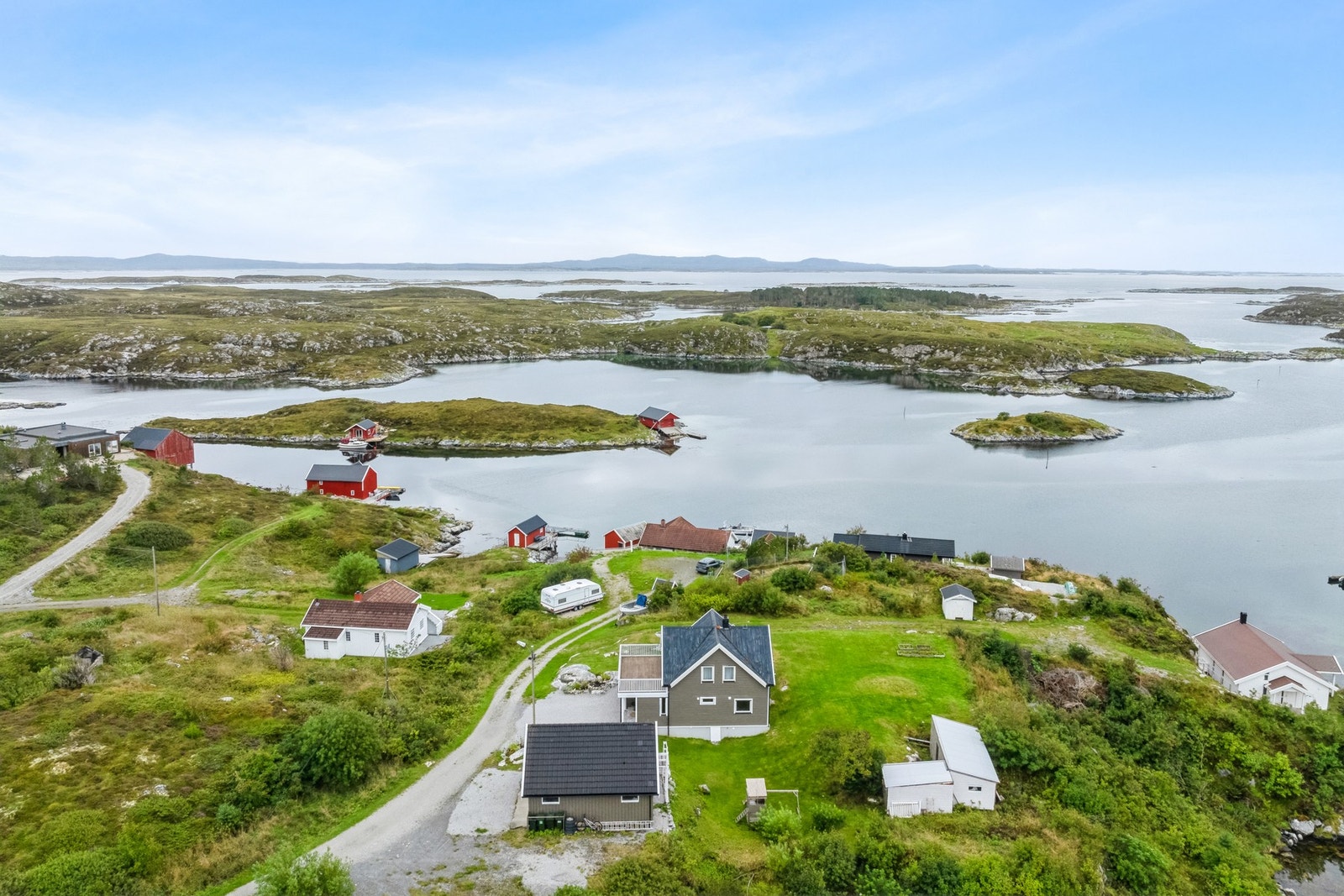 Eiendommen ligger ca. 9,5 km. fra Nordskag med oppvekstsenter, dagligvarebutikk og SalMar Galleribilde